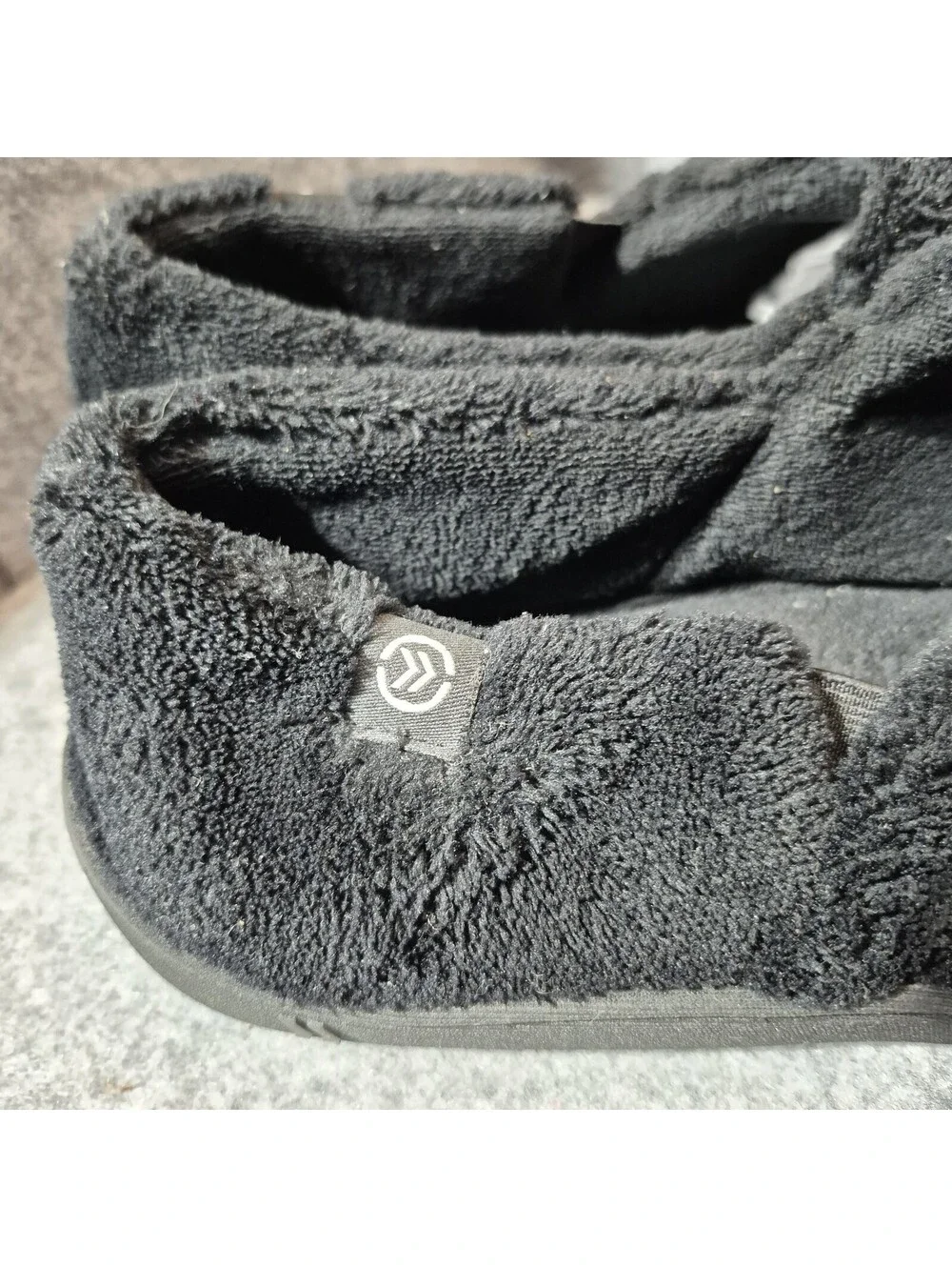 Isotoner Mens Slippers Size 9.5-10.5 Machine Washable